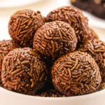 bombon-chocolate-brasileno-llamado-brigadeiro-dulce-fiesta-cumpleanos-elaborado-leche-condensada-chocolate-polvo